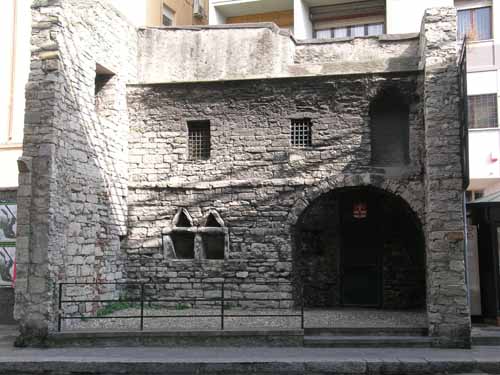 Piazza Cavour, ruderi di casa