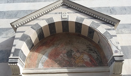 Casa Natale di San Leonardo - protiro con lunetta affrescata