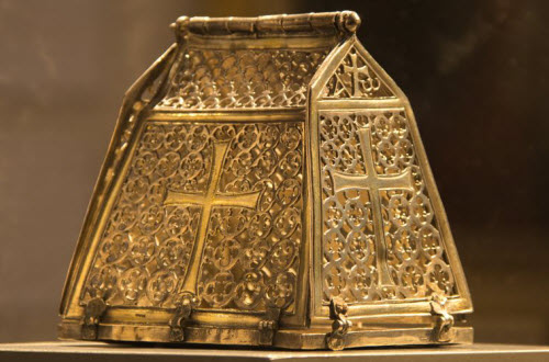 Sarzana, Oratorio della Misericordia -  Reliquiario del preziosissimo sangue di Gesa', secoloVIII, lavorato a sbalzo e a bulino