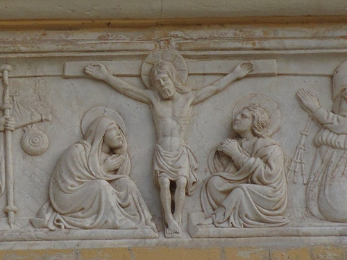 Levanto, Oratorio della confraternita di San Giacomo - Bassorilievo raffigurante Cristo in Croce, la'Addolorata e San Giovanni, San Giacomo e due flagellanti