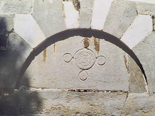 Portovenere, Chiesa di San Lorenzo, portale con labirinto